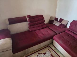 Salon en bon état avec tapis inclus