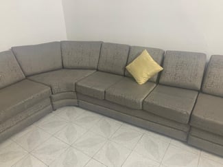 Salon spacieux et chic en parfait état 18 places