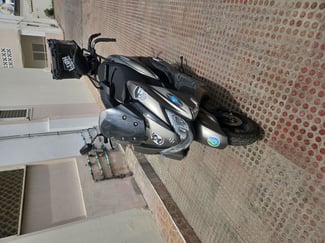 Suzuki Burgman Street gris mat avec top case