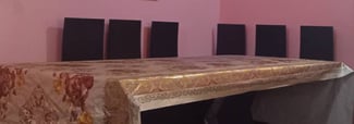 Table à manger moderne presque neuve pour 4 personnes