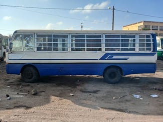 Bus 30 places Mitsubishi Rosa en excellent état