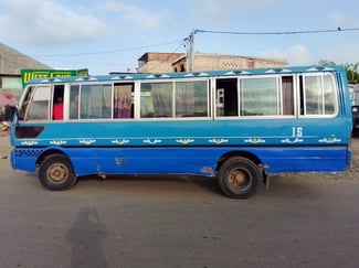 Bus Mitsubishi 30 places en bon état bien entretenu