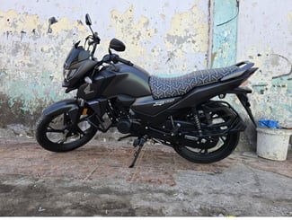 Moto Honda 125 quasi neuve, prix attractif
