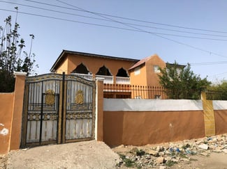 Villa duplex F6 avec jardin et parking au centre de Borama