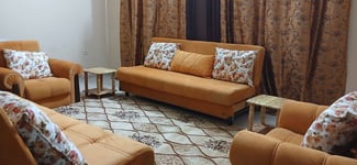 Canapé neuf avec tapis et rideaux assortis