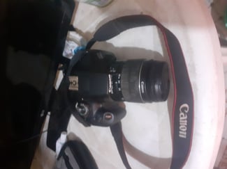 Appareil photo Canon 2000D avec carte mémoire 64 Go en bon état