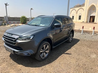 Isuzu Mux 2023 diesel, transmission automatique, quasi neuve