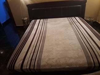Lit King Size solide avec matelas en bon état