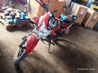 Moto TVS 100 cc rouge, 5 500 km, bien entretenue