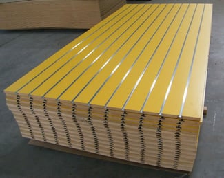 Étagères de plafond solides pour commerces en bon état
