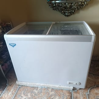 Réfrigérateur récent en parfait état pour glaçons et glace