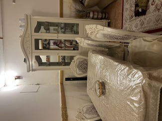 Salle à manger complète avec table, chaises et living blanc cassé