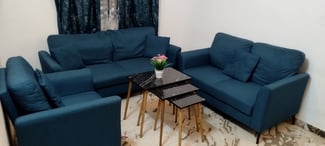Salon neuf complet avec tables, tapis et rideaux