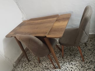 Table avec chaises en bois, bon état