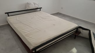 Lit double avec sommier à lattes et matelas importés