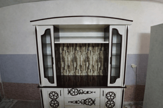 Armoire vitrine bois massif crème et brun en excellent état