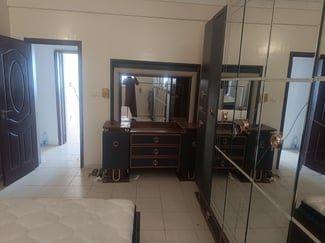Chambre à coucher neuve en bon état avec miroir fissuré léger
