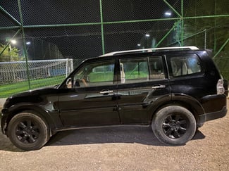 Mitsubishi 4x4 automatique climatisé en bon état