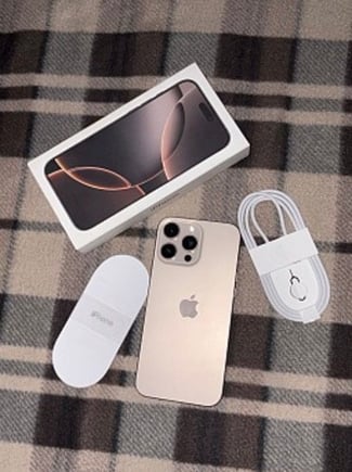 iPhone 16 Pro Max 256 Go Titane Désert comme neuf