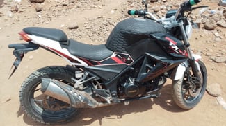 Moto en très bon état, moteur 200 cm3