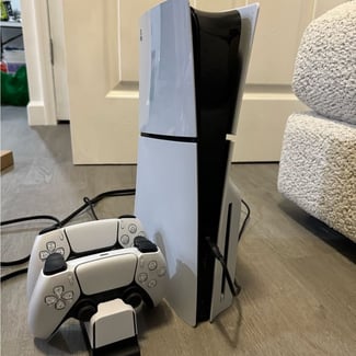 PlayStation 5 Slim avec deux manettes en excellent état