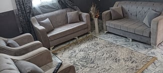 Salon complet avec canapé et accessoires en bon état