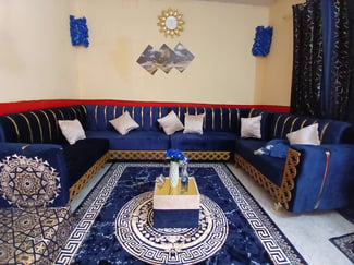 Salon moderne neuf avec accessoires et rideaux inclus