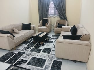 Salon moderne confortable en excellent état, quasi neuf