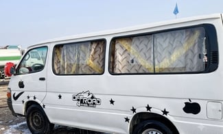 Minibus Toyota Hiace rénové en excellent état
