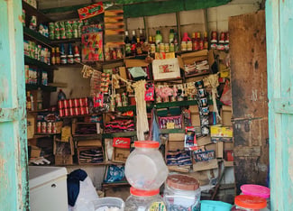Boutique équipée avec réfrigérateur à Harrirad proche route principale