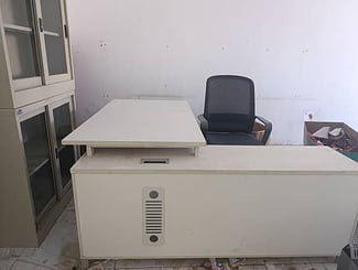 Grande table bureautique en L avec chaise intégrée