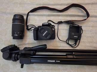Pack complet Canon EOS 2000D avec objectif et accessoires