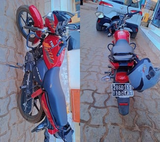 Moto TVS HLX 150cc rouge, robuste et économique