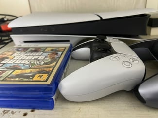 PlayStation 5 en excellent état avec accessoires et jeu EA Sports FC 26