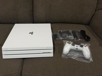 PS4 Pro blanche,console et une manette