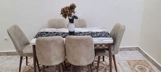 Salle à manger moderne avec table élégante et 6 chaises velours beige