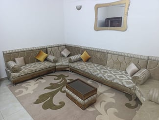 Lit, deux salons et table à manger à vendre