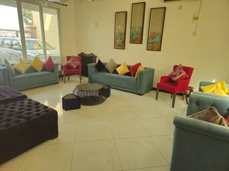 Salon complet spacieux en très bon état