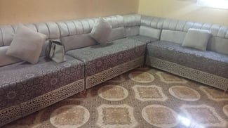 Salon d'occasion avec tapis et rideaux en bon état