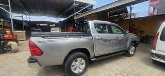 Toyota Hilux 2023 4x4 gris, boîte automatique, excellent état