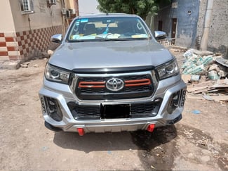 4 Voitures en excellent état à vendre : TOYOTA PRADO - TOYOTA HILUX 2020 AUTOMATIQUE &. Hyundai SANTA FE 2016 & SUZUKI SWIFT 2019