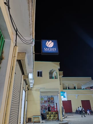 Restaurant moderne clé en main avec terrasse dans marché actif