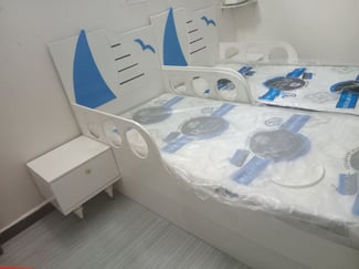 Chambre enfant complète avec lits, armoire et bureau