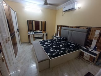 Chambre à coucher complète avec armoire 8 portes en bon état