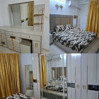 Chambre à coucher complète avec lit, armoire et coiffeuse