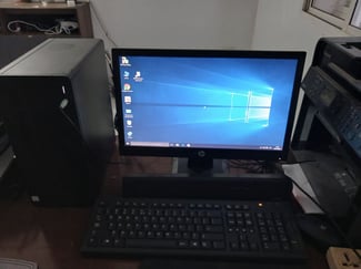 Ordinateur complet avec écran, clavier et unité centrale fonctionnels