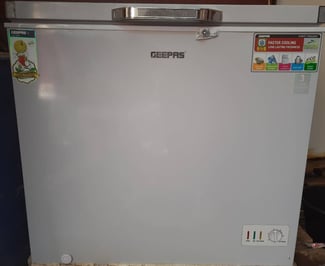 Congélateur GEEPAS 204L modèle GCF2550SAX en bon état