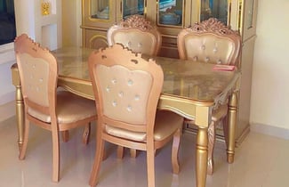 Ensemble salle à manger luxe presque neuf avec vaisselier vitré
