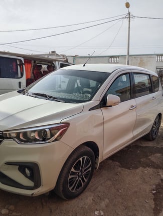 Suzuki Ertiga 2024 blanche, première main, excellent état