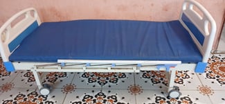 Lit médicalisé manuel en bon état avec matelas inclus